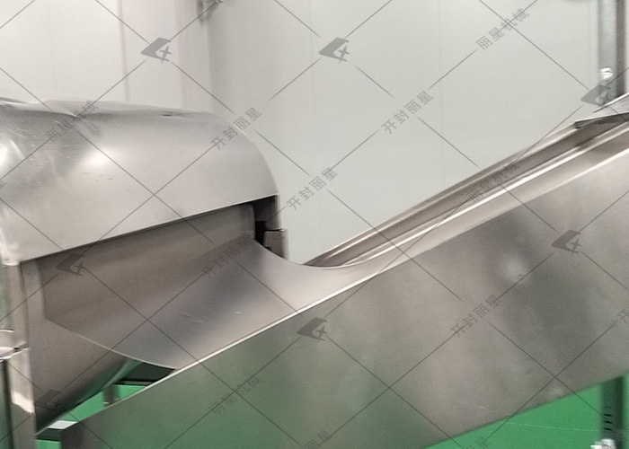 麗星日產(chǎn)12噸鮮粉苕皮的機械設(shè)備落地湘潭，試機進行中