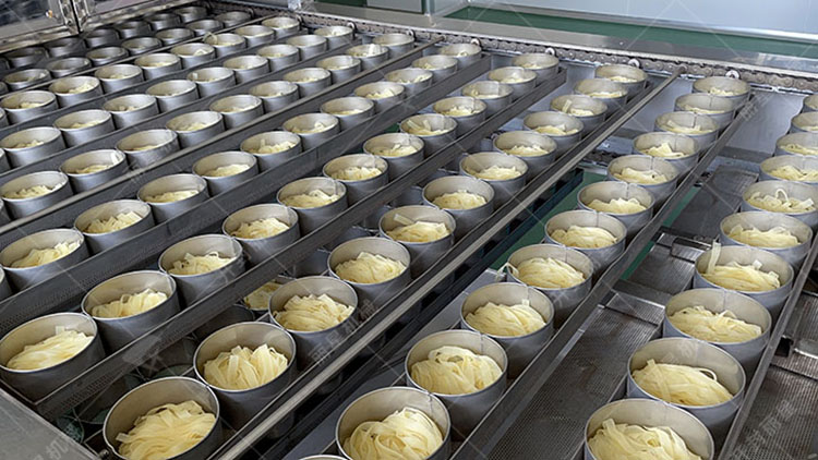 隧道式粉絲粉條烘干設(shè)備封閉運(yùn)行，高效穩(wěn)定更衛(wèi)生